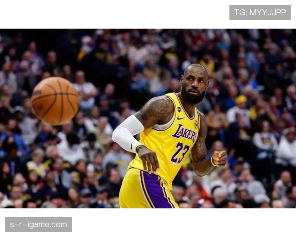 勒布朗突破制造空位三分，助力湖人提升关键时刻得分效率