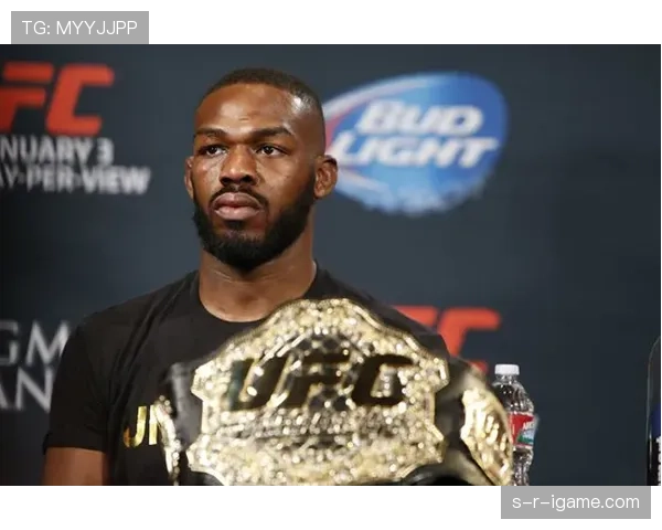 乔恩·琼斯出门那只包估摸着比我半年房租还贵，冠军的日常也太像明星生活了