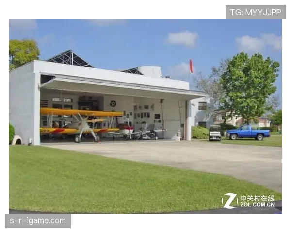 拉菲尼亚今晨一条动态：遛狗时顺手把百万跑车留在旁边，我的生活直接矮一截