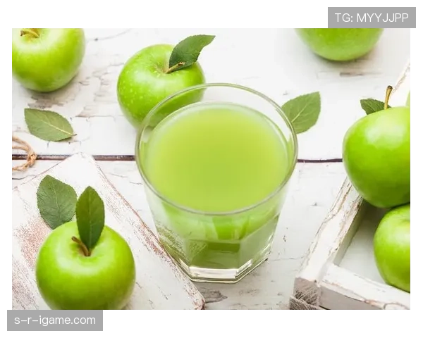 维纳斯·威廉姆斯训练完顺手拎了杯有机冰沙，这自律我真学不来